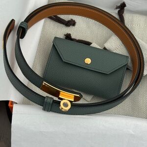 Kelly Pocket 18 belt in vert Amande